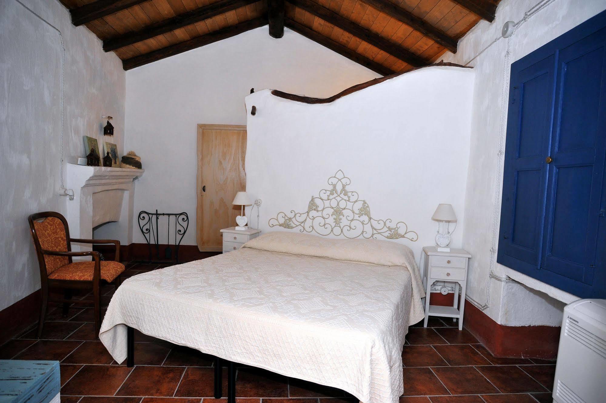 B&B Corte San Lussorio Ольена Экстерьер фото
