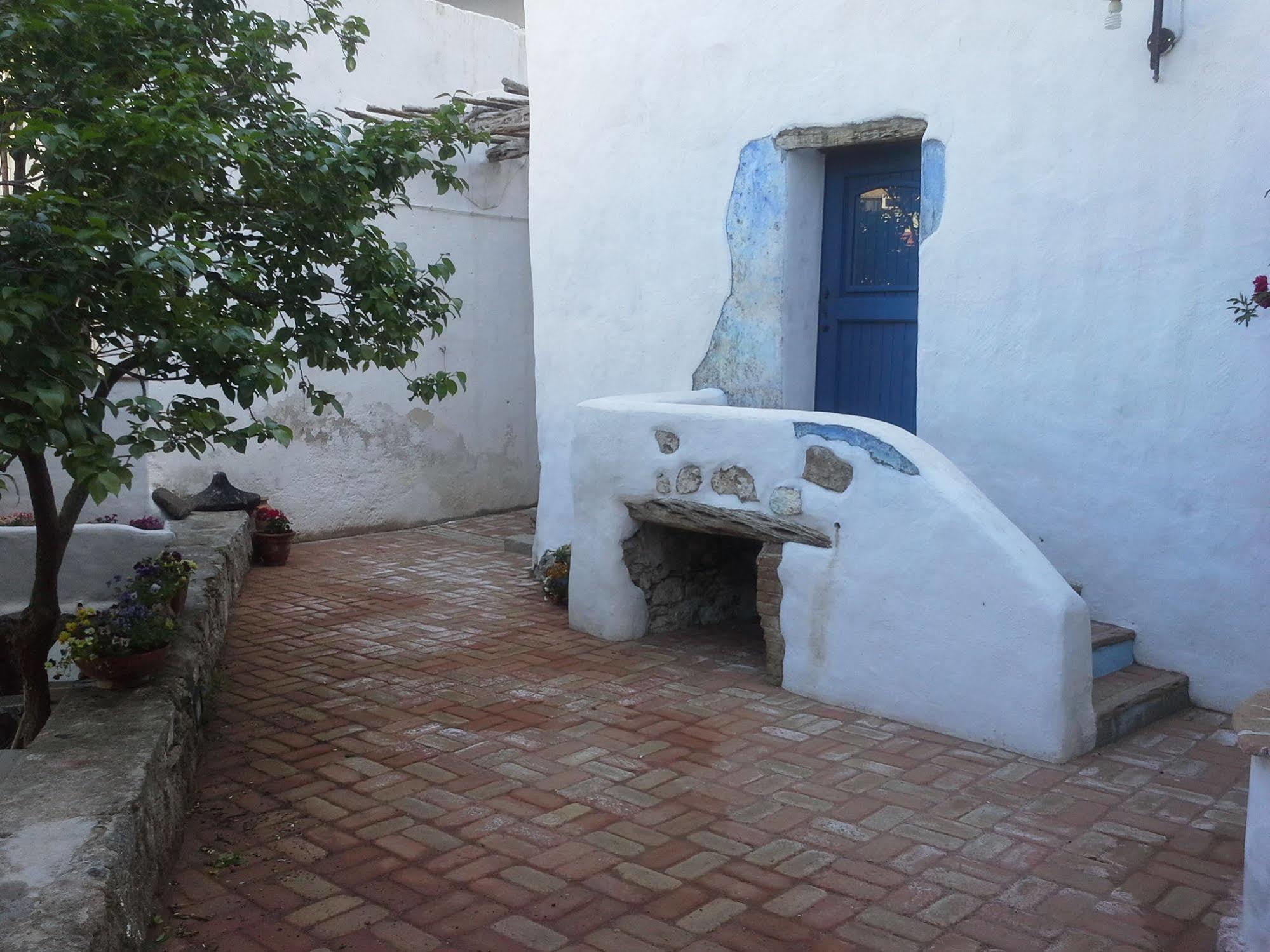 B&B Corte San Lussorio Ольена Экстерьер фото