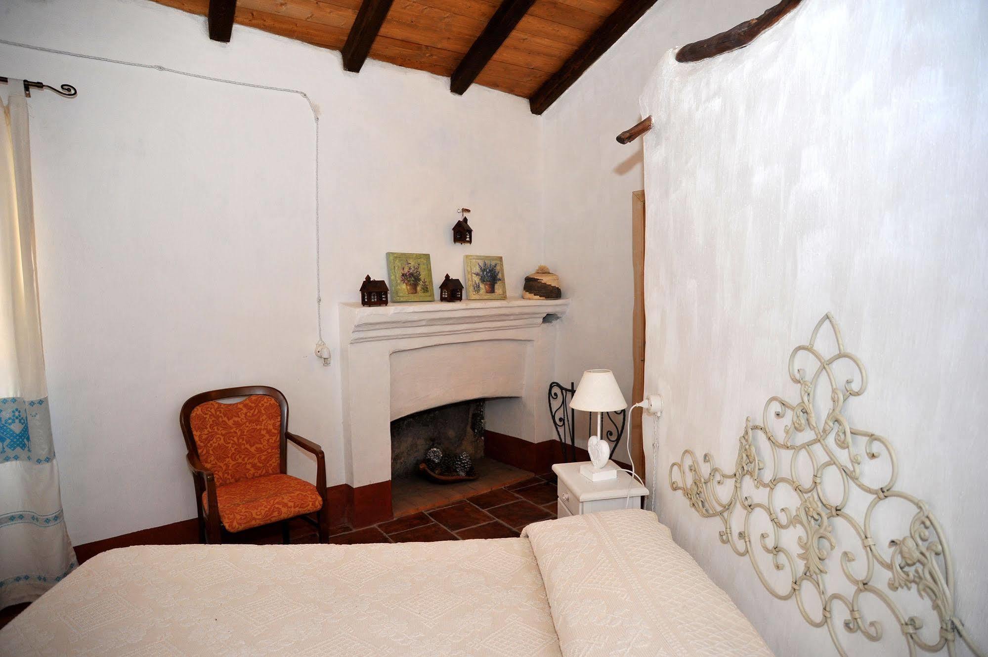 B&B Corte San Lussorio Ольена Экстерьер фото