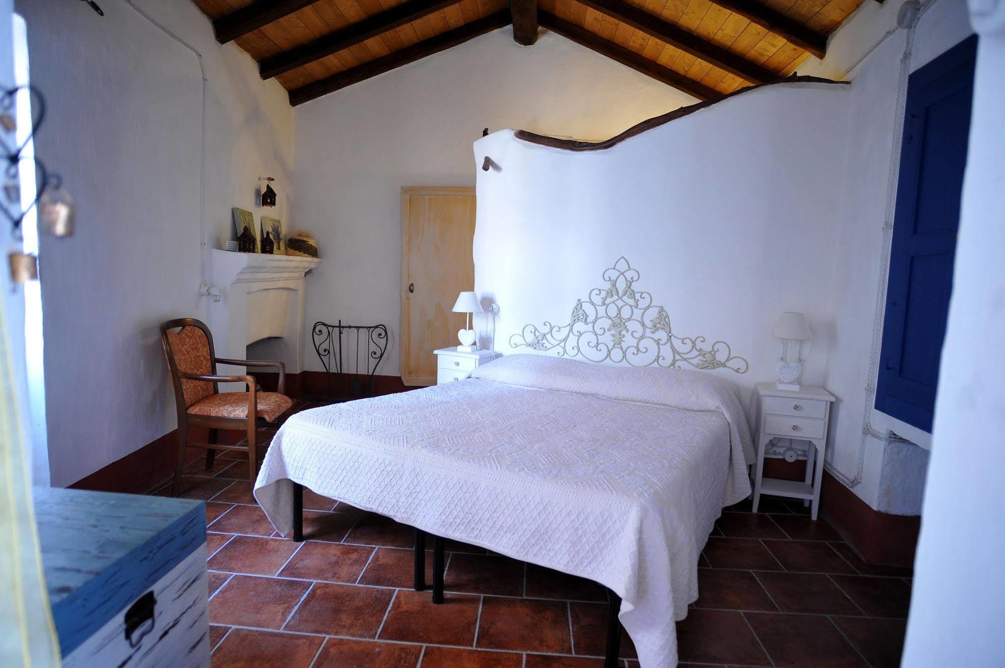 B&B Corte San Lussorio Ольена Экстерьер фото