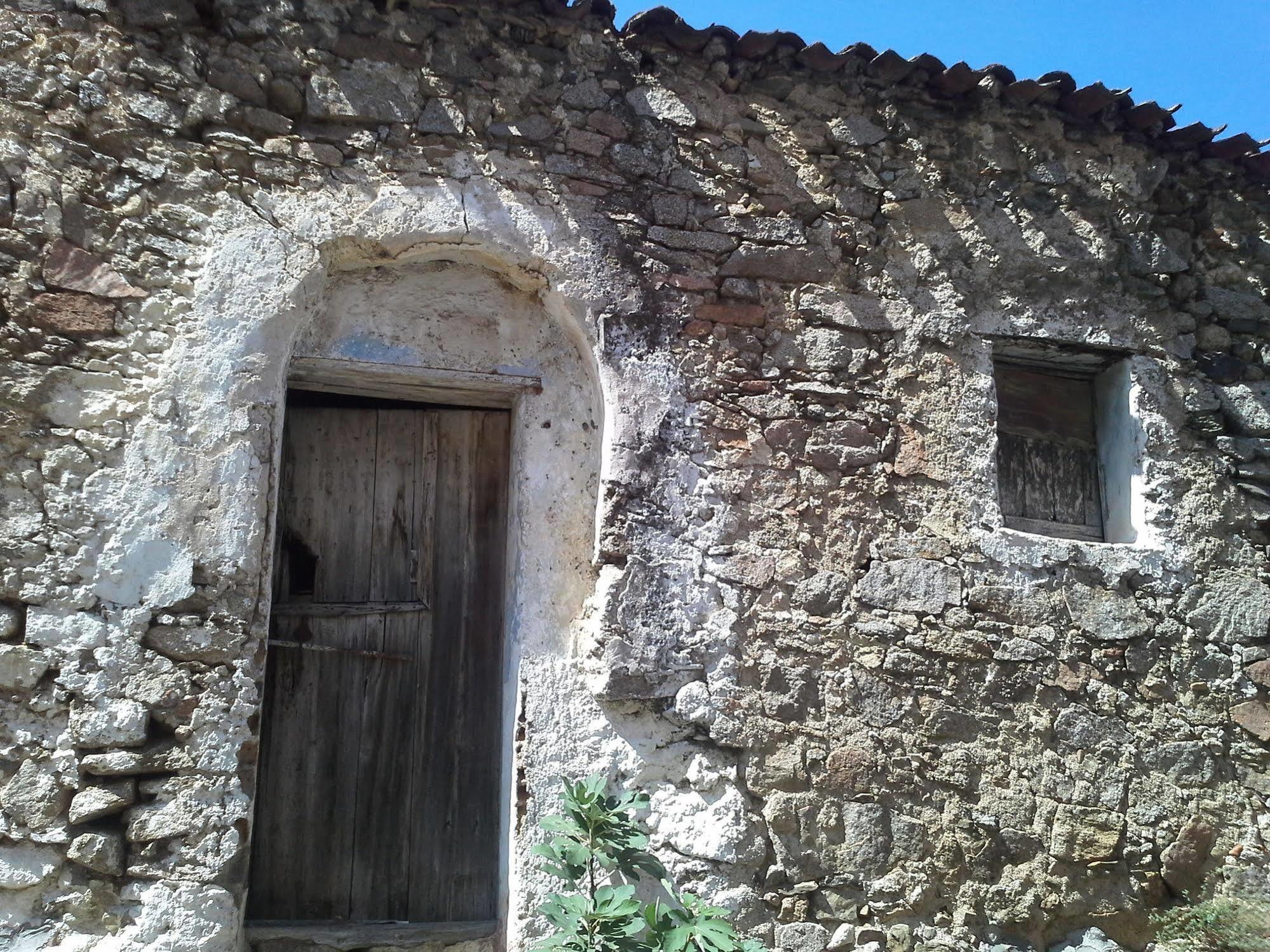 B&B Corte San Lussorio Ольена Экстерьер фото