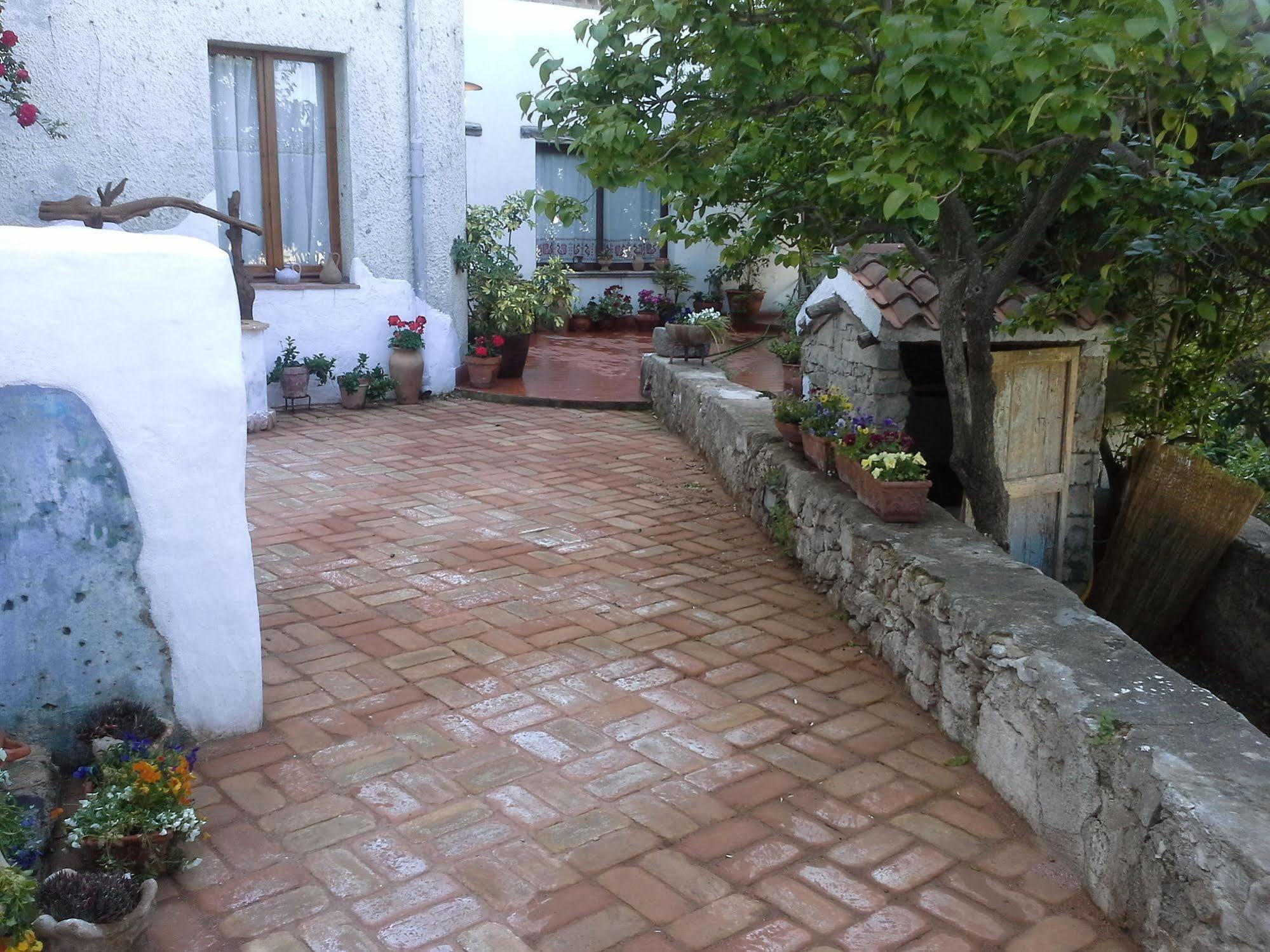 B&B Corte San Lussorio Ольена Экстерьер фото